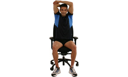 Triceps dehnen im Sitzen